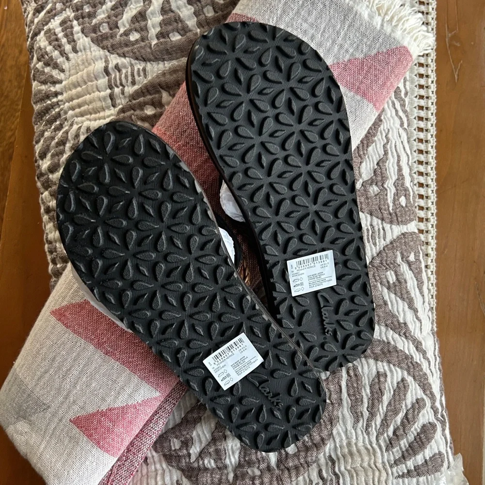 Brown Leather Look Clark’s Flip Flops Worn In Look Size 8 New With Tags